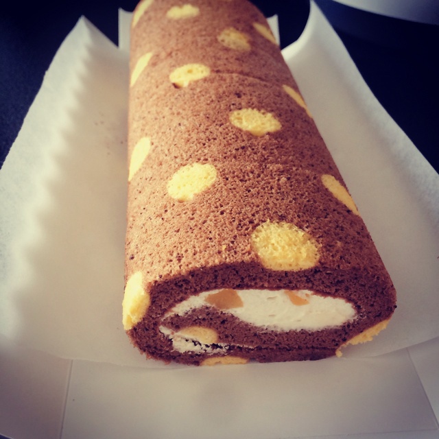 可可奶油波点蛋糕卷