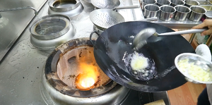厨师长教你：“响油鳝丝”的家常做法，味道非常赞的做法 步骤8