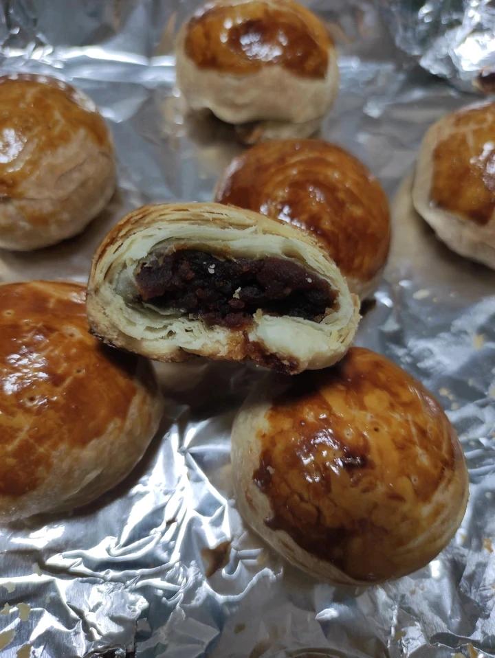 苏式豆沙月饼，层层酥脆，一口下去甜蜜满满，特别好吃！