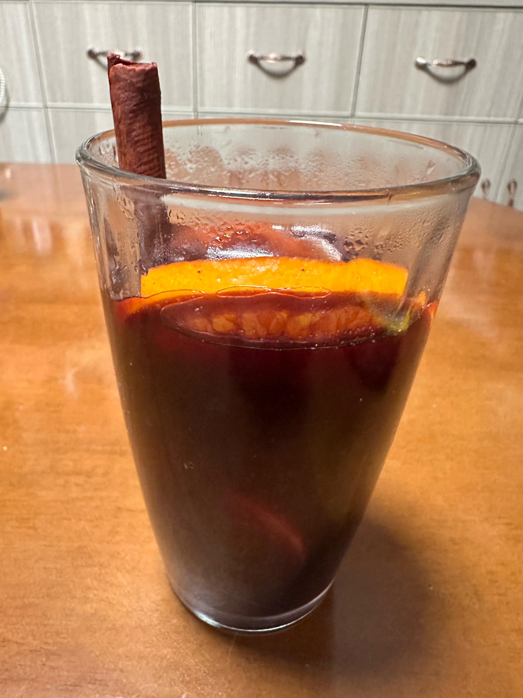 冬日暖暖的水果甜饮煮红酒