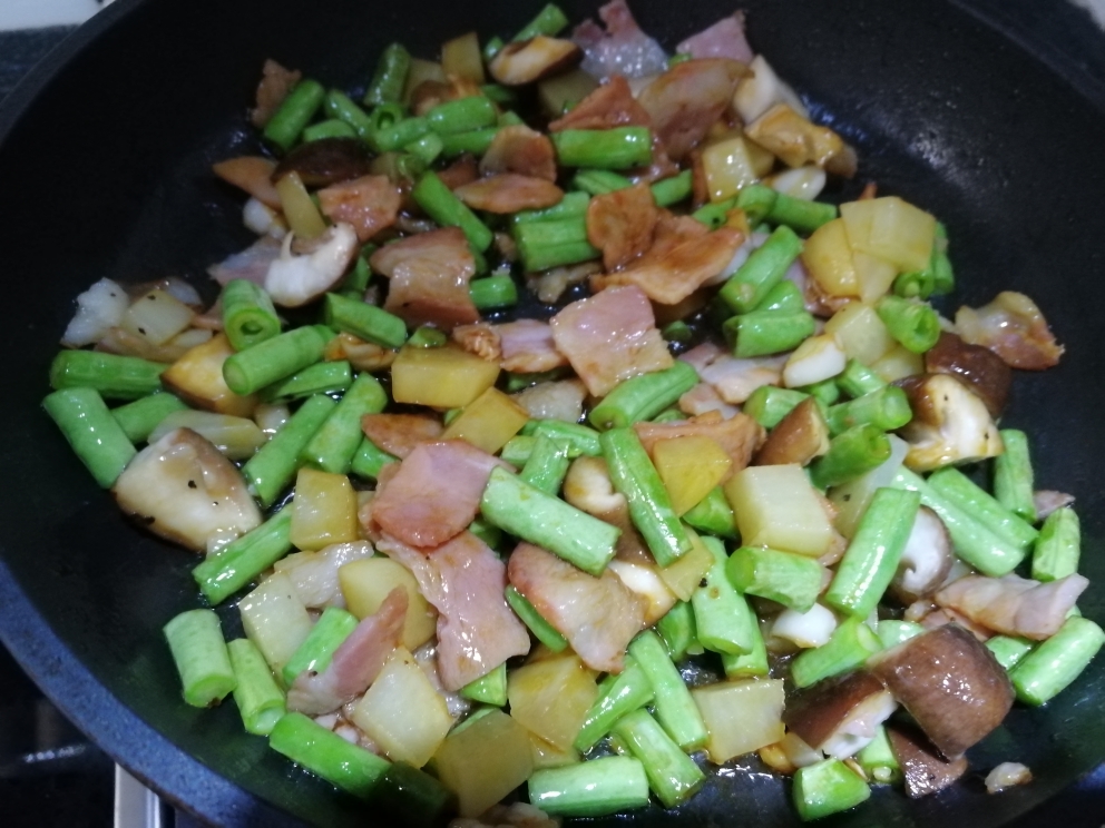 一人食：培根薯仔豆角菇菇焖饭的做法 步骤4