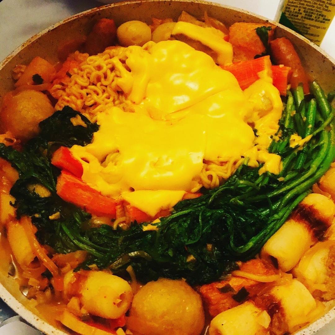 韩式部队锅 Korean Hot Pot (Budae-jjigae)
