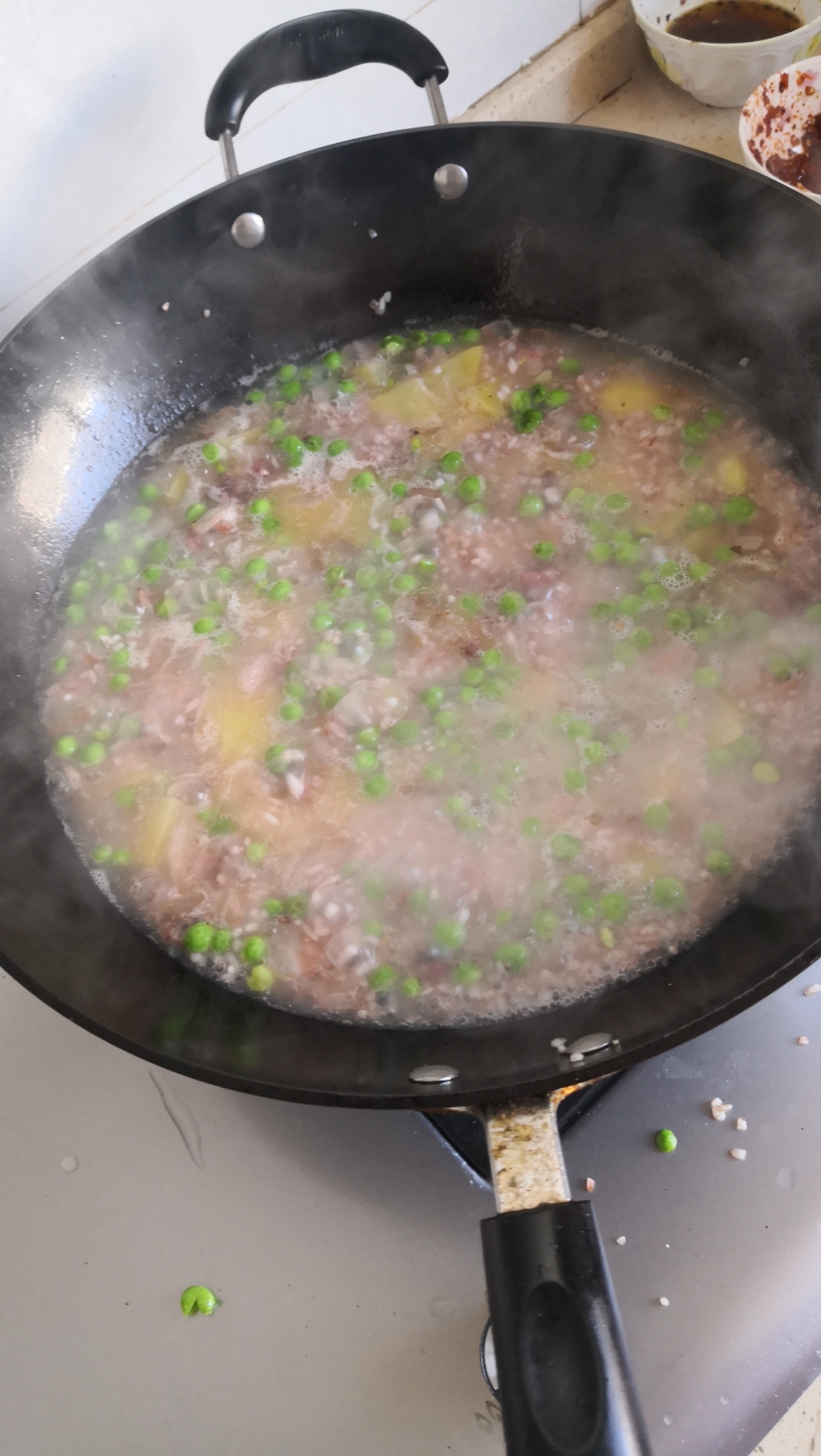 腊肉豌豆洋芋焖饭的做法 步骤6