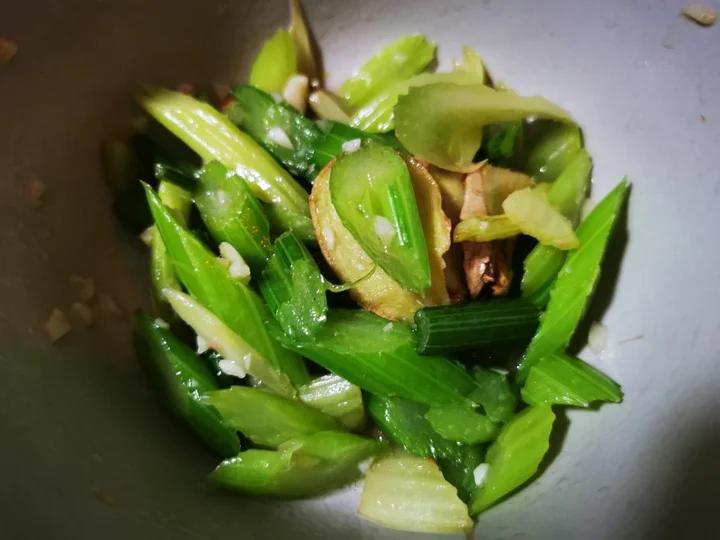 芹菜炒广味香肠