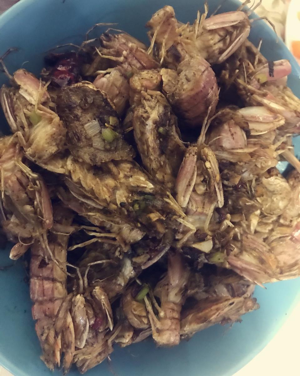 无油炸版的椒盐皮皮虾和巧拨虾壳的方法