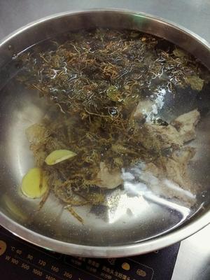 蝎子、青天葵煲猪骨汤的做法 步骤3