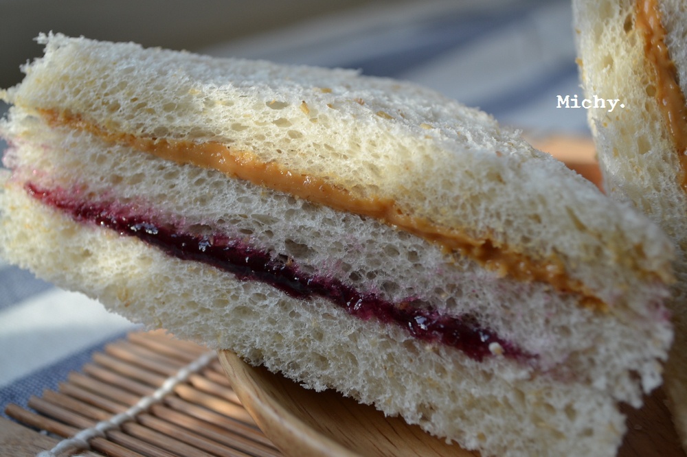 叫我丸子好吗好的做的蓝莓花生酱三明治