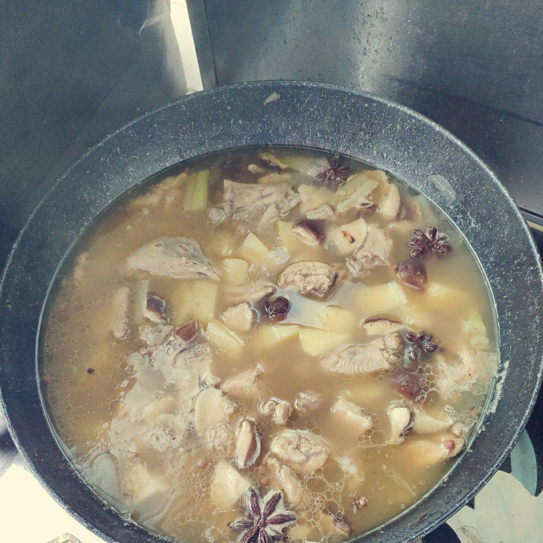 香菇土豆炖鸡块