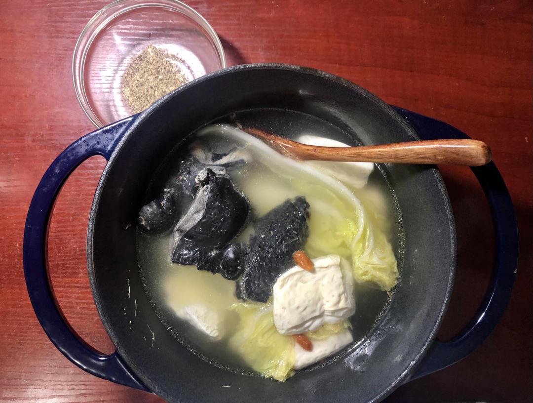 当归红枣枸杞炖鸡汤