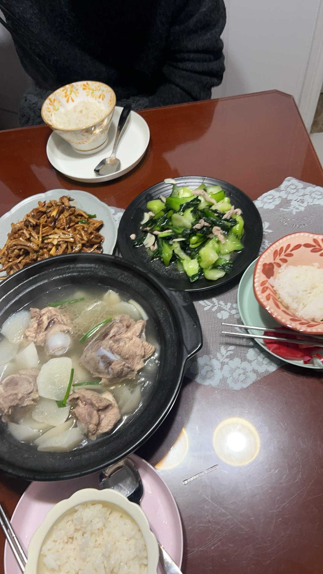 萝卜炖大骨头汤(步骤简单好记！后面附有“不辣”的“沾水味碟”方子)