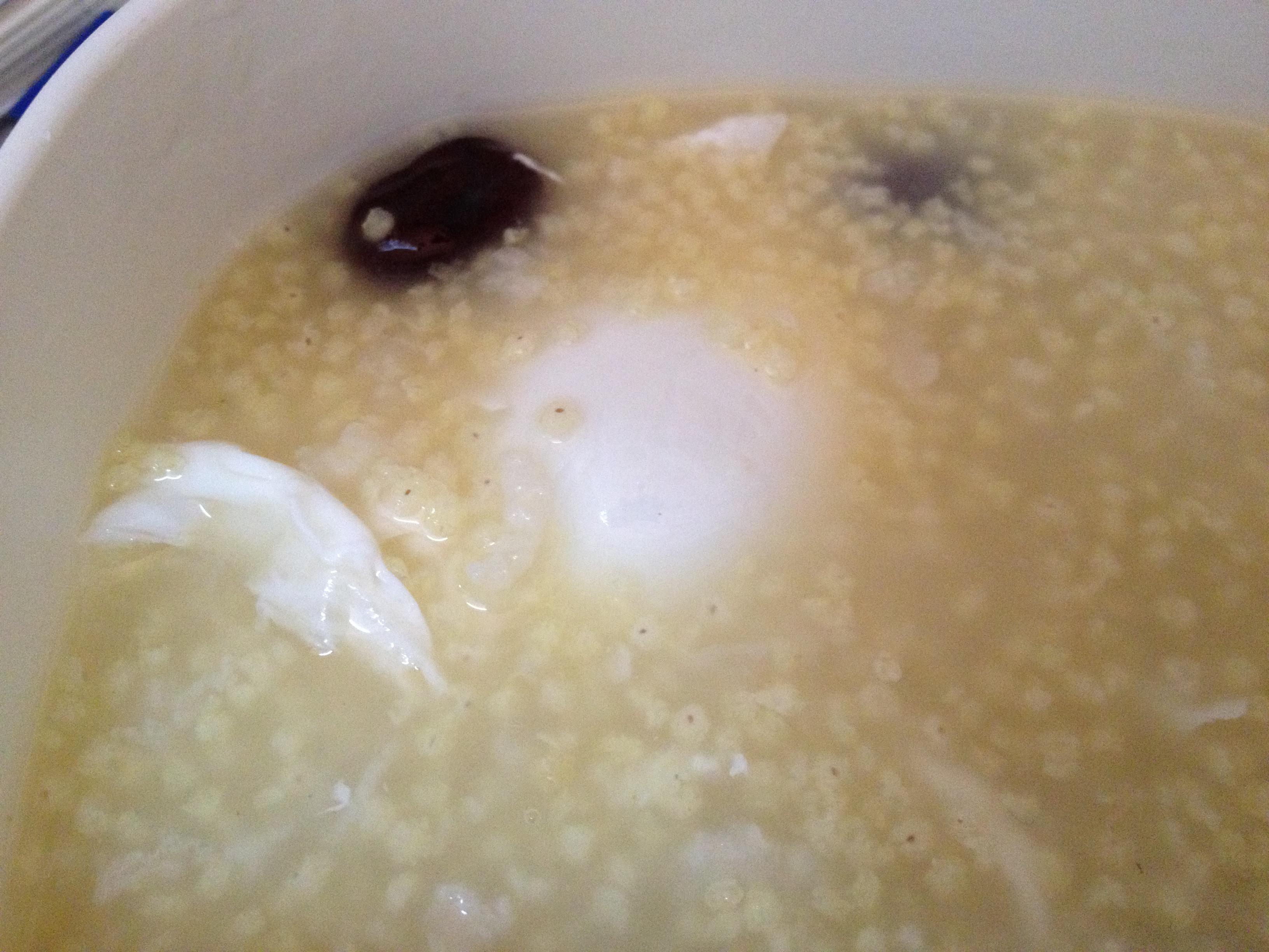宿舍简单版-红枣荷包蛋小米粥的做法