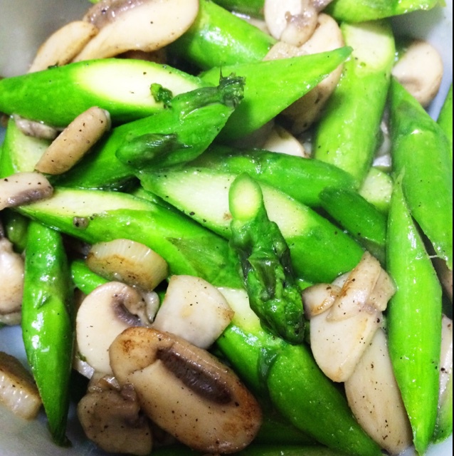 芦笋炒蘑菇