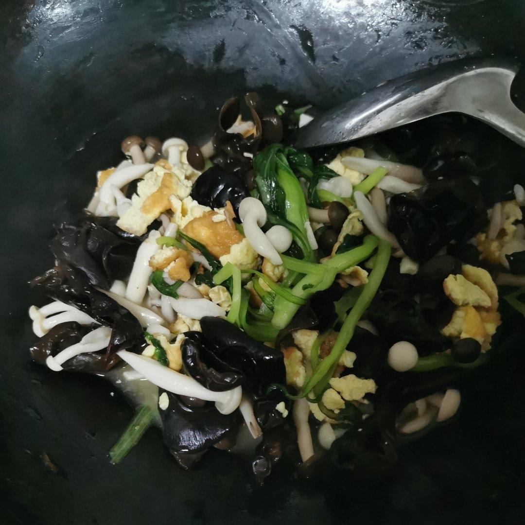 鲜得连汤汁都不留一滴的海鲜菇炒蛋