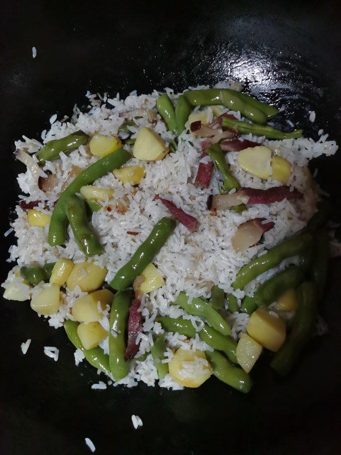 焖饭——土豆 四季豆 腊肉
