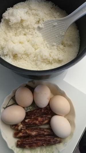 香肠蛋炒饭的做法 步骤1