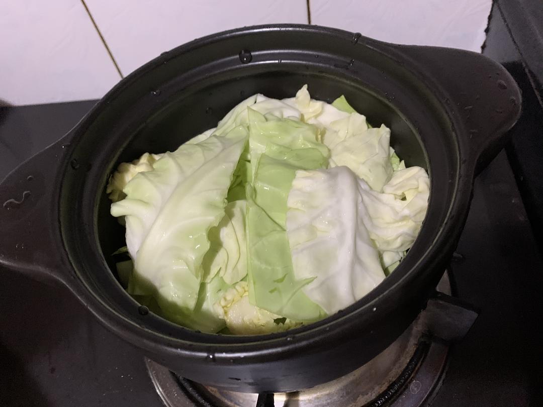 冬天就吃包菜肉末豆腐煲的做法 步骤2