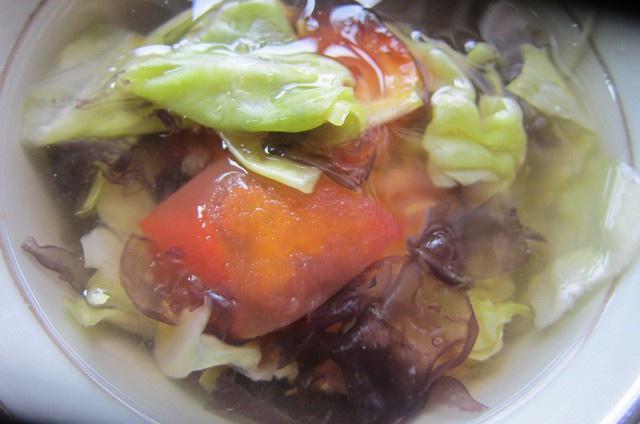 圆白菜番茄紫菜汤