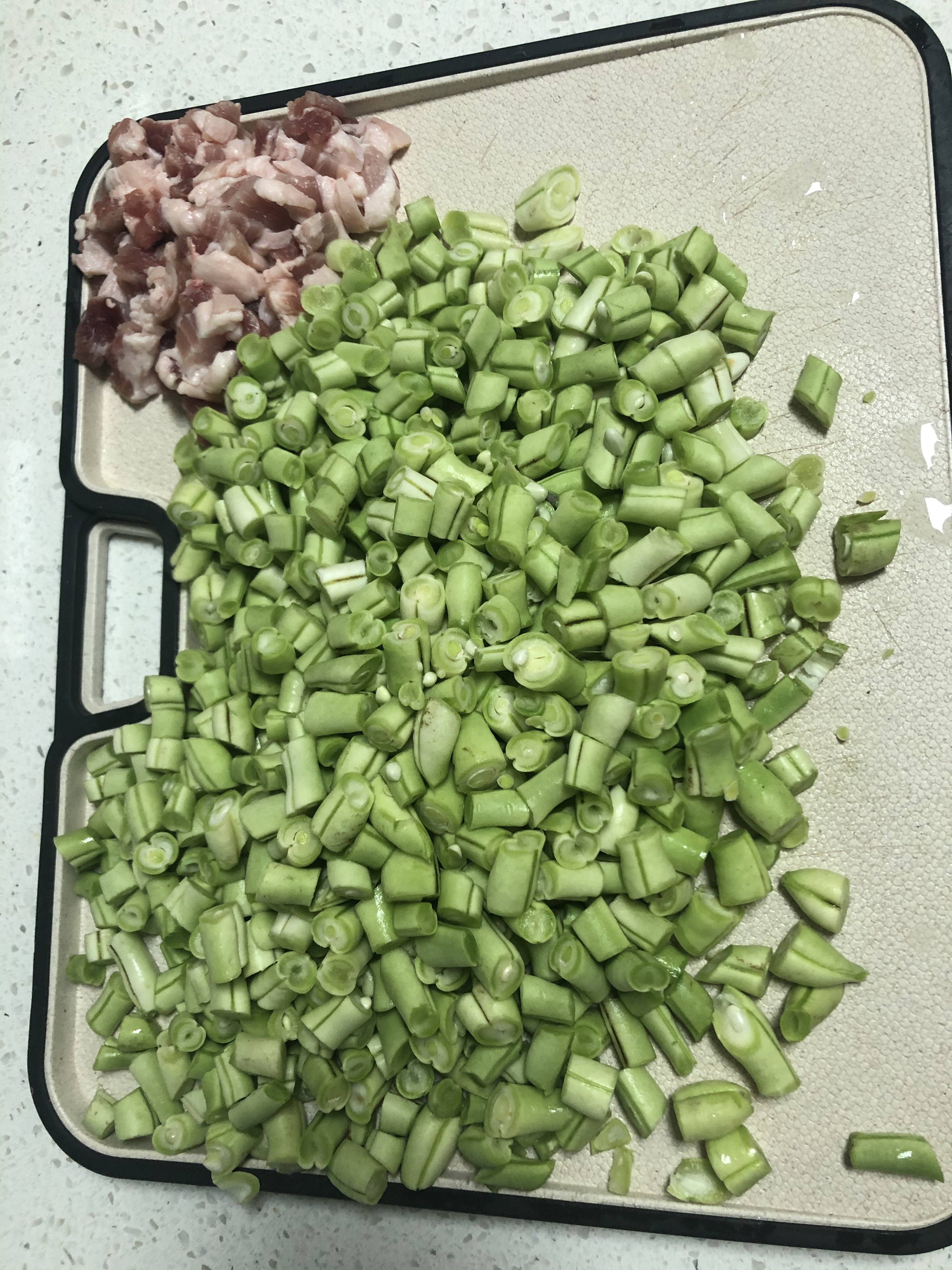 肉丁豆角焖饭的做法 步骤2