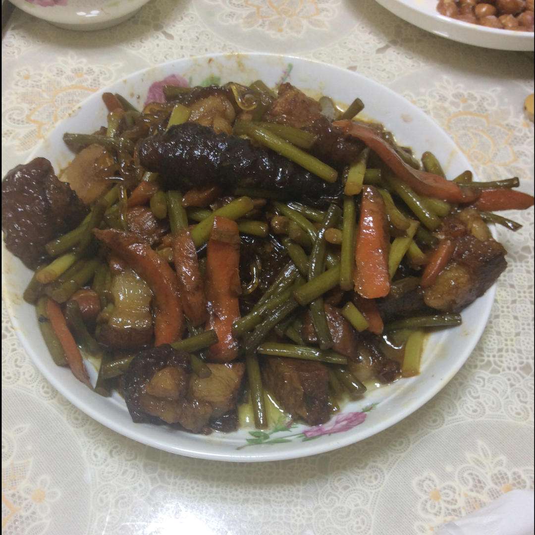 红烧肉焖蒜薹