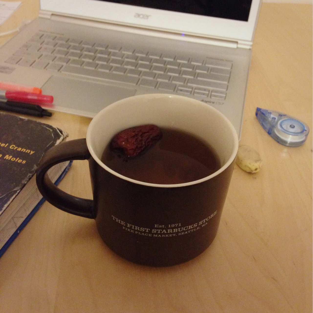 红枣桂圆枸杞红糖水