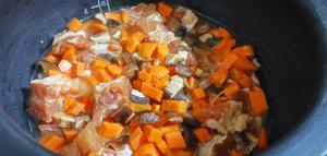 胡萝卜小香菇排骨焖饭的做法 步骤7