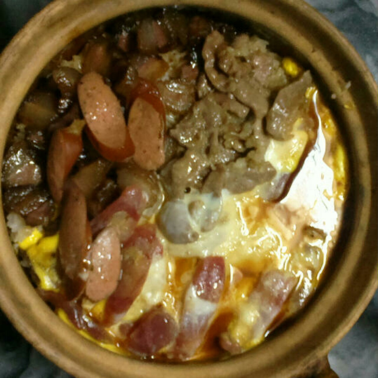 广式腊味煲仔饭