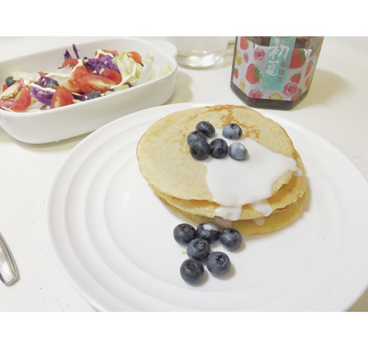 【酸奶松饼yogurt pancake】，搭上黑莓果酱和枫糖的美味。