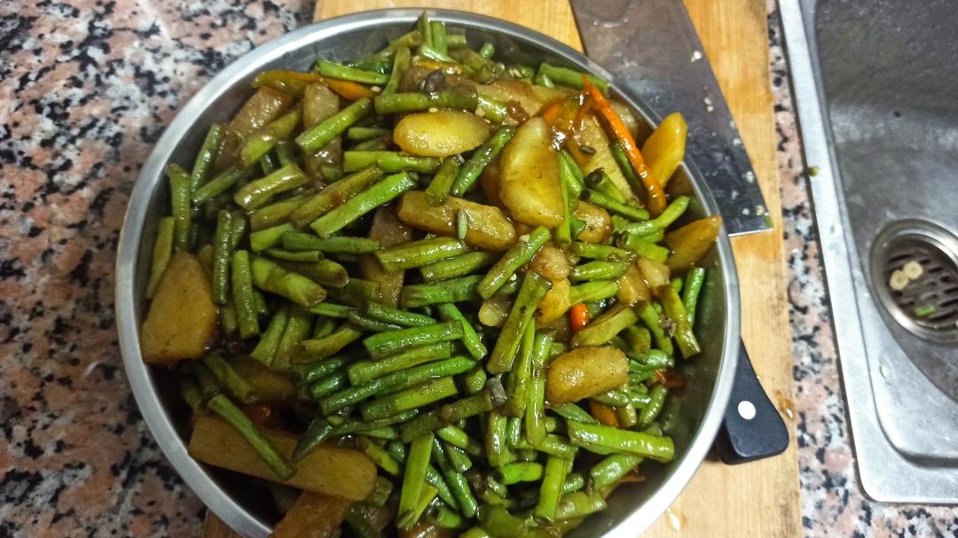 豇豆炒土豆是很神奇的一道菜, 没有一丁点肉, 却好吃到爆