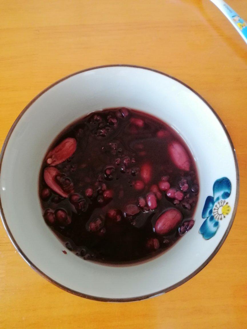 红枣黑米红豆粥