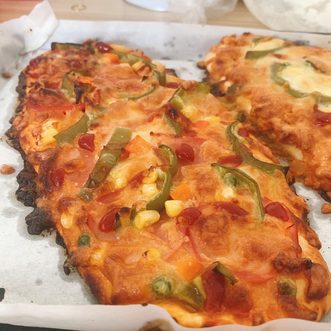 薄饼脆皮火腿pizza