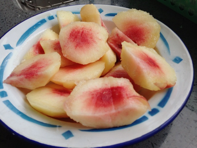 桃子的朴素吃法（桃子加盐）