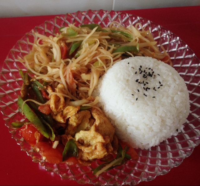 小厨娘兔丫丫做的青椒土豆丝盖饭