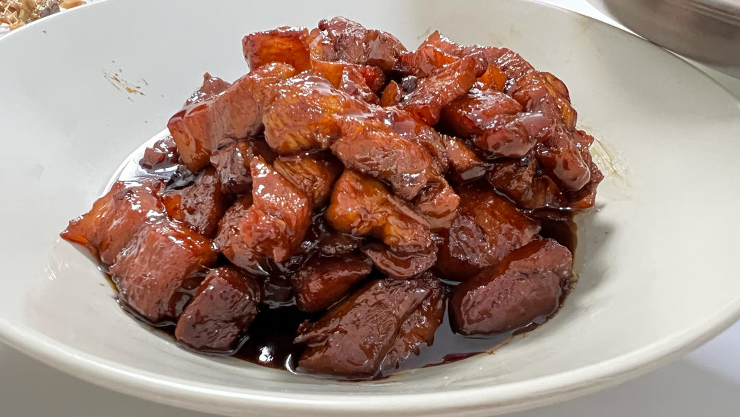 吃着碗里望着锅里的红烧肉
