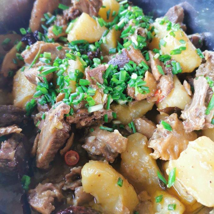 土豆闷鸭