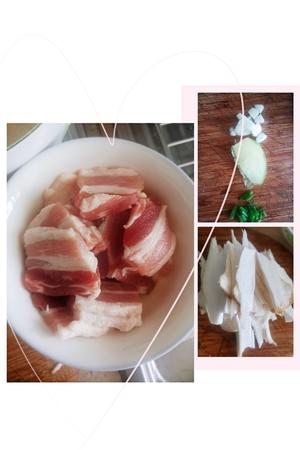 香浓老豆腐五花肉片煲的做法 步骤1