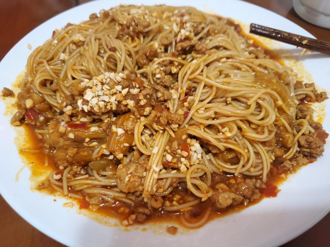 无敌好吃的【鱼香肉沫茄子焖面】，吃完舔盘🍜