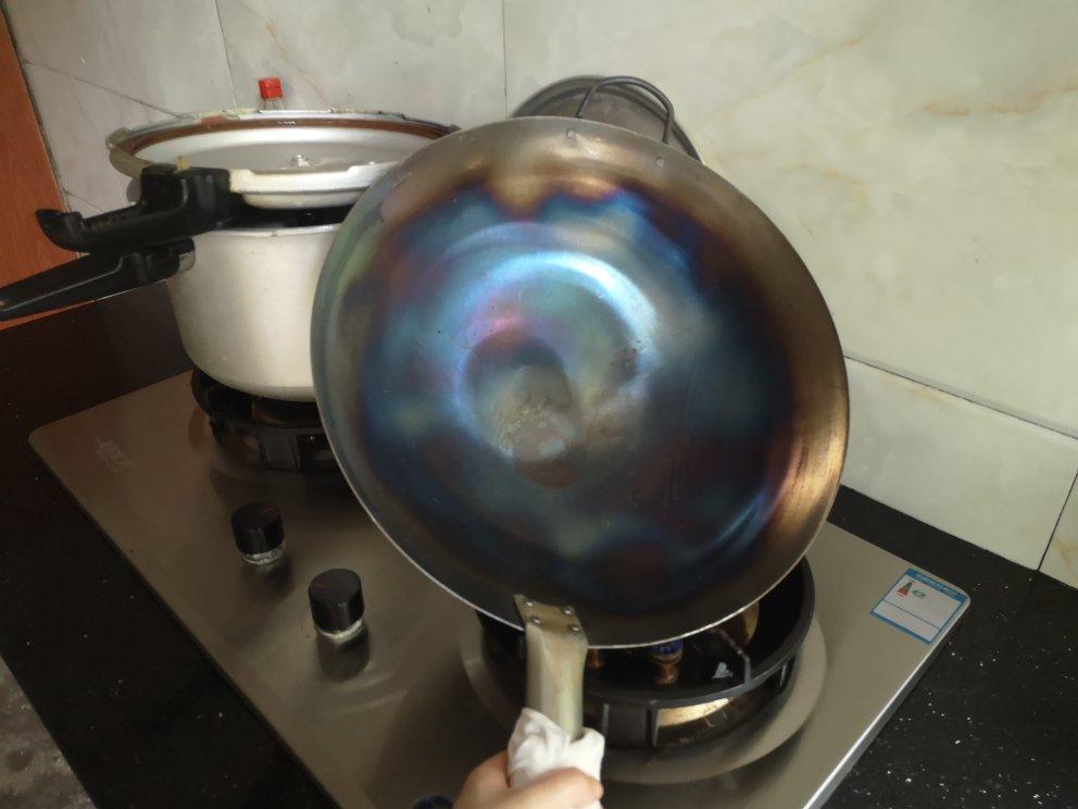 厨师长教你：如何“开锅养锅”，学会这招再也不怕炒菜粘锅啦