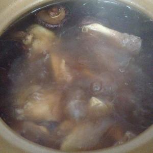 冬笋香菇墨鱼干炖大骨汤的做法 步骤5