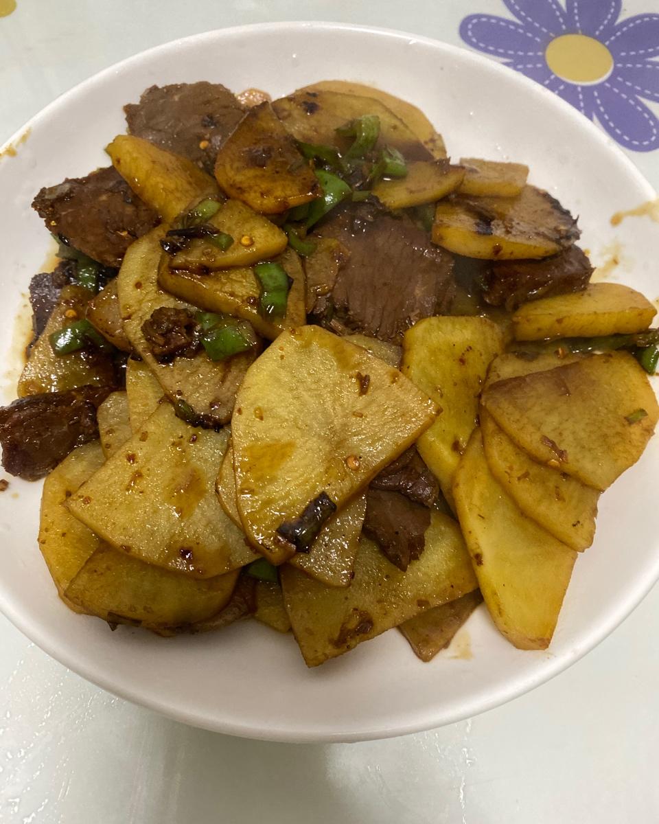 熟牛肉小炒土豆片
