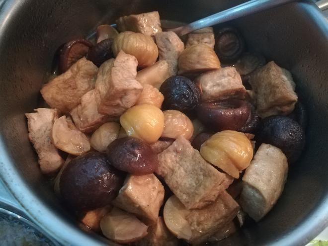 板栗香菇焖豆腐的做法