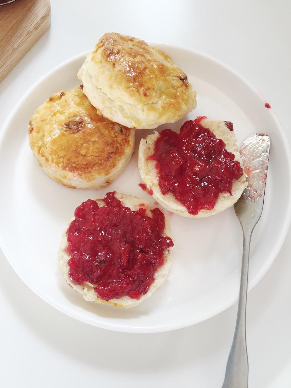 【视频】3分钟 奶油司康Scone(可能是世界上最快手的司康) 消耗淡奶油～