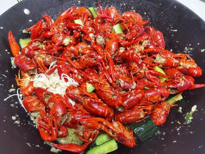 厨师长教你："蒜蓉小龙虾"的家常做法，蒜香浓郁，唇齿留香