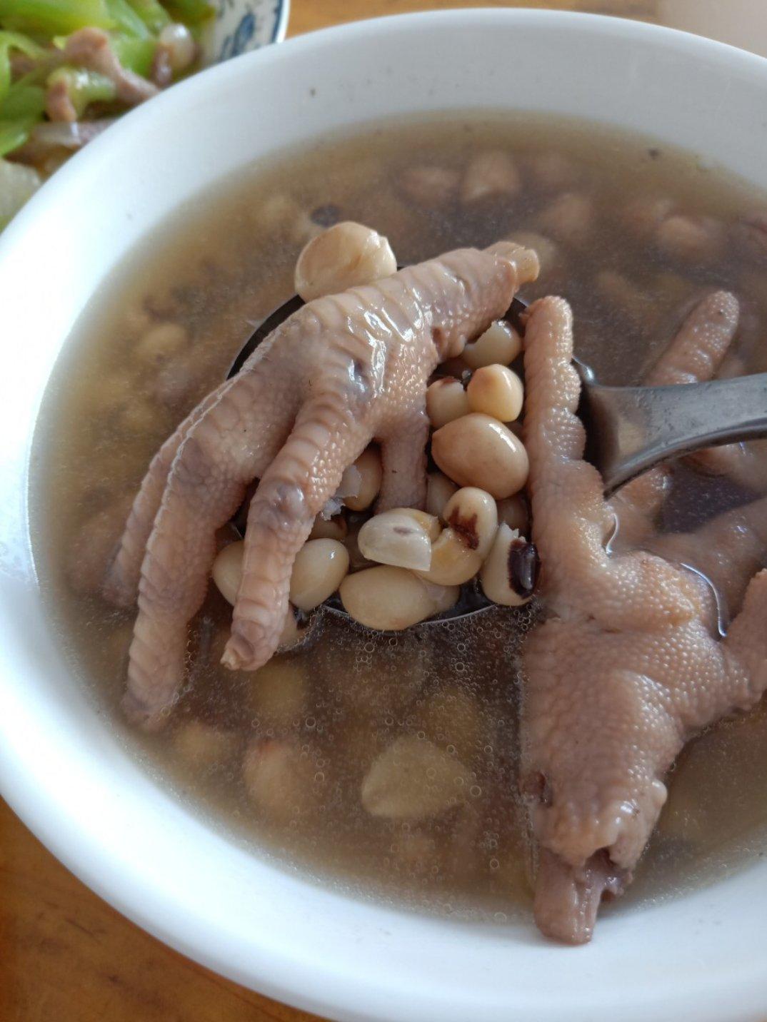 chocolate-21做的初夏的去湿补肾汤—眉豆花生煲鸡脚