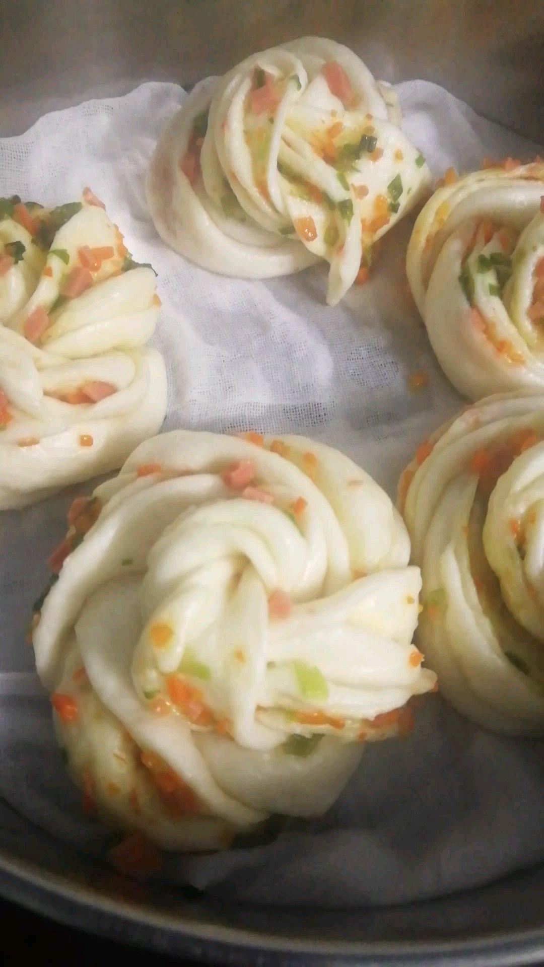 最好吃的火腿葱香花卷—附让葱不变黄的小窍门