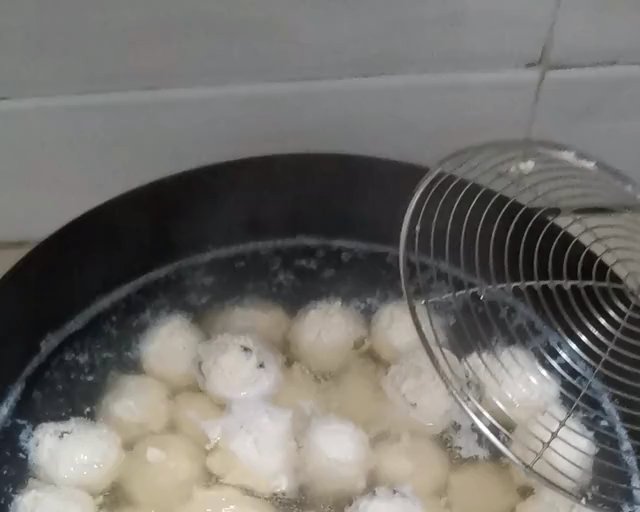 蘑菇鸡肉丸子的做法 步骤2