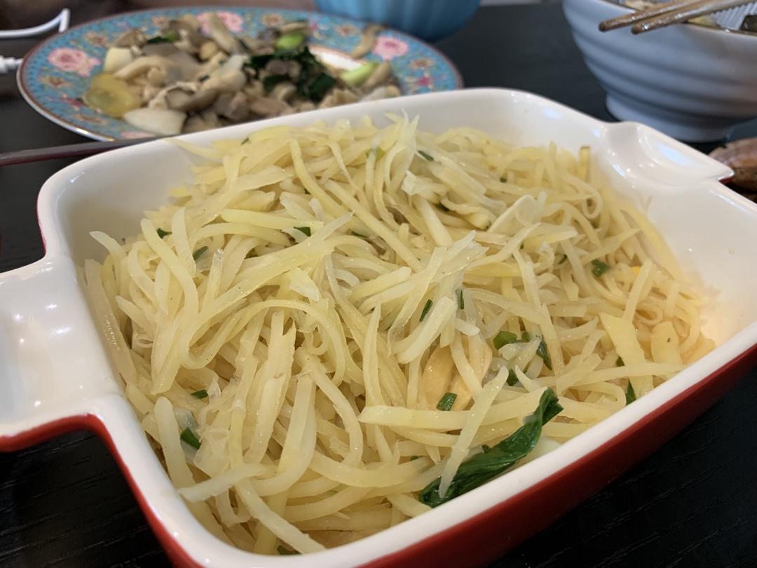 厨师长教你：“炝炒土豆丝”的家常做法，口感爽脆