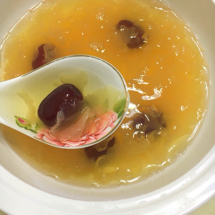 冰糖银耳红枣汤