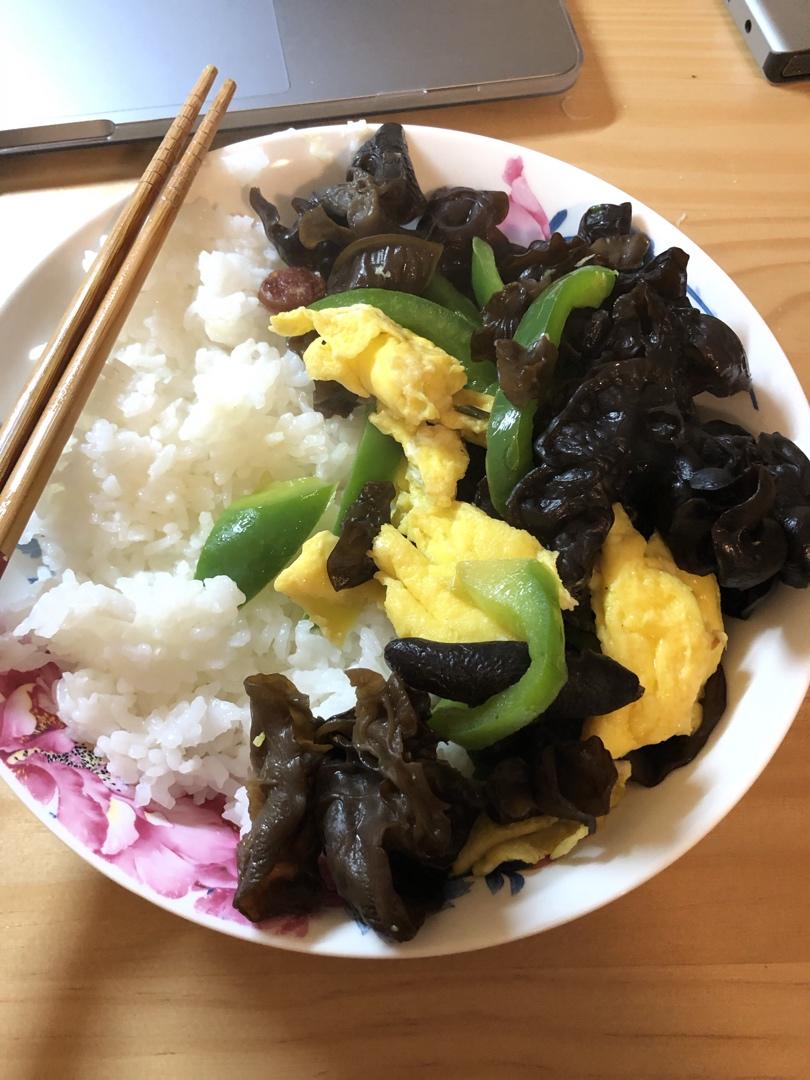 黑木耳青椒炒鸡蛋（营养又下饭）