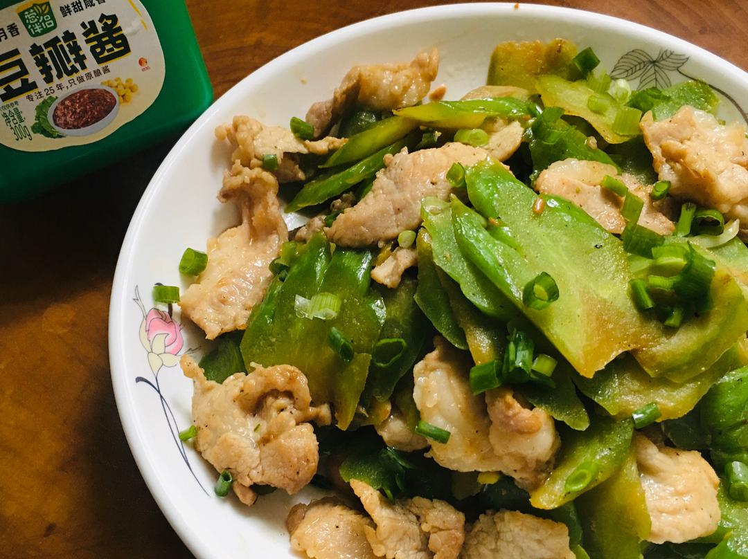 炒｜葱伴侣豆瓣酱｜赋予新味－凉（苦）瓜肉片的做法