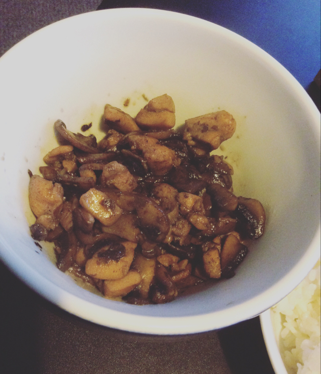 吃香菇焖鸡腿，好下饭。
